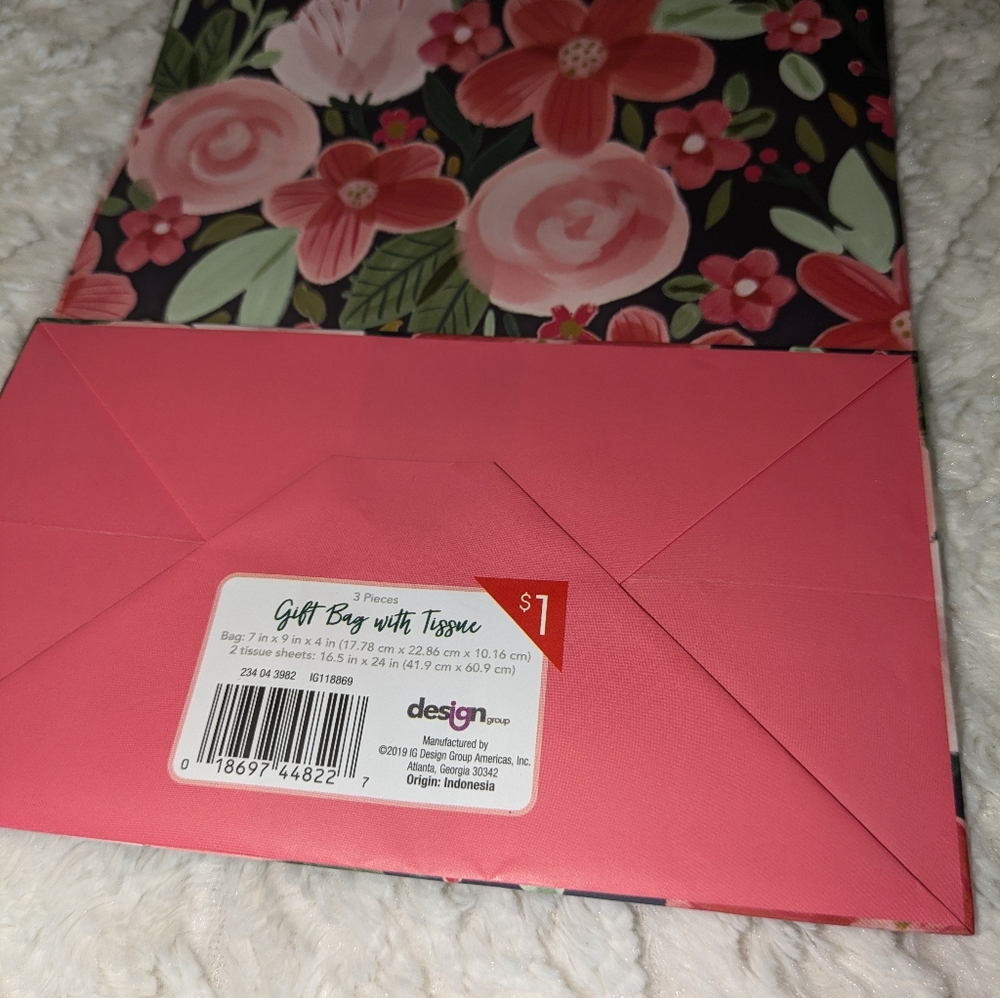 ❤ Birthday Gift Bags | Celebration Party Gift | Paper Gift Bag | Hallmark - Picture 13 of 16